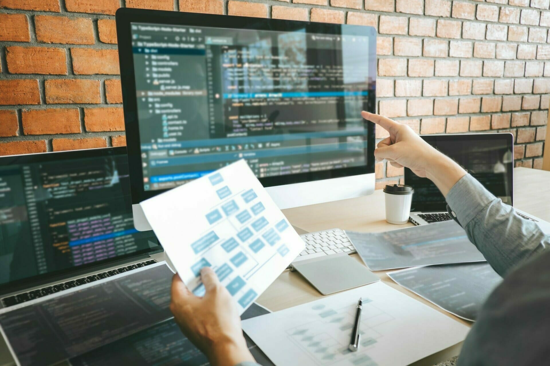 team-of-professional-developer-programmer-cooperation-meeting-and-brainstorming-and-programming-in_t20_kRjNer